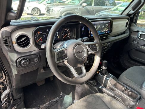 Used 2025 Jeep Wrangler Unlimited Sahara AWD/4WD image 33