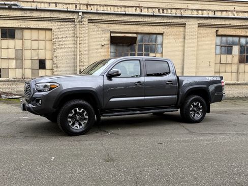 Used 2020 Toyota Tacoma TRD Off-Road w/ Blackout Package image 3
