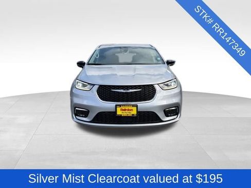 Used 2024 Chrysler Pacifica Select image 2