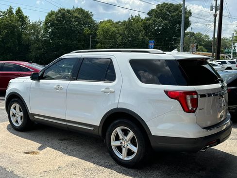 Used 2018 Ford Explorer XLT w/ Equipment Group 202A FWD image 5