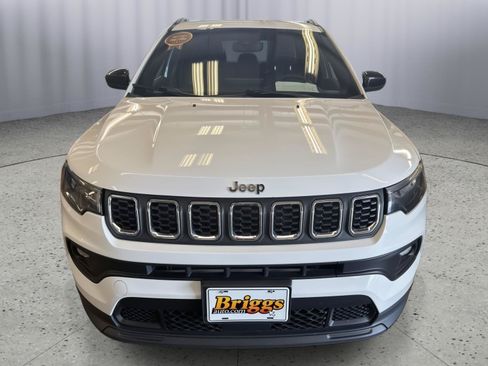 Used 2024 Jeep Compass Latitude AWD/4WD image 2