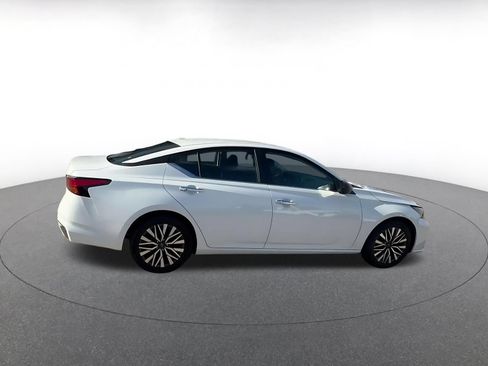 Used 2025 Nissan Altima 2.5 SV FWD image 13