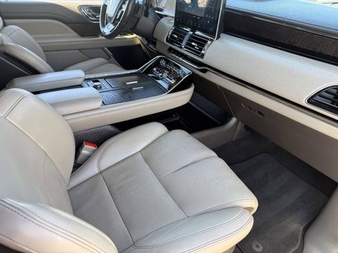 Used 2023 Lincoln Navigator Reserve image 13