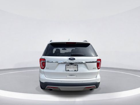 Used 2016 Ford Explorer XLT w/ Equipment Group 202A image 7