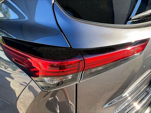 Used 2021 Toyota Highlander XLE AWD/4WD image 29