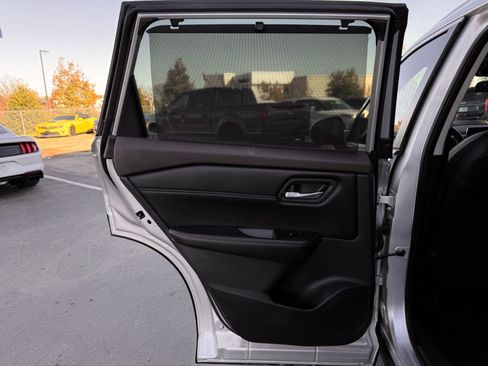 Used 2022 Nissan Rogue SV w/ SV Premium Package image 22