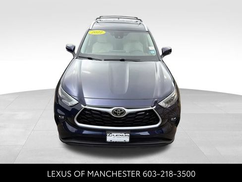 Used 2022 Toyota Highlander XLE AWD/4WD image 2