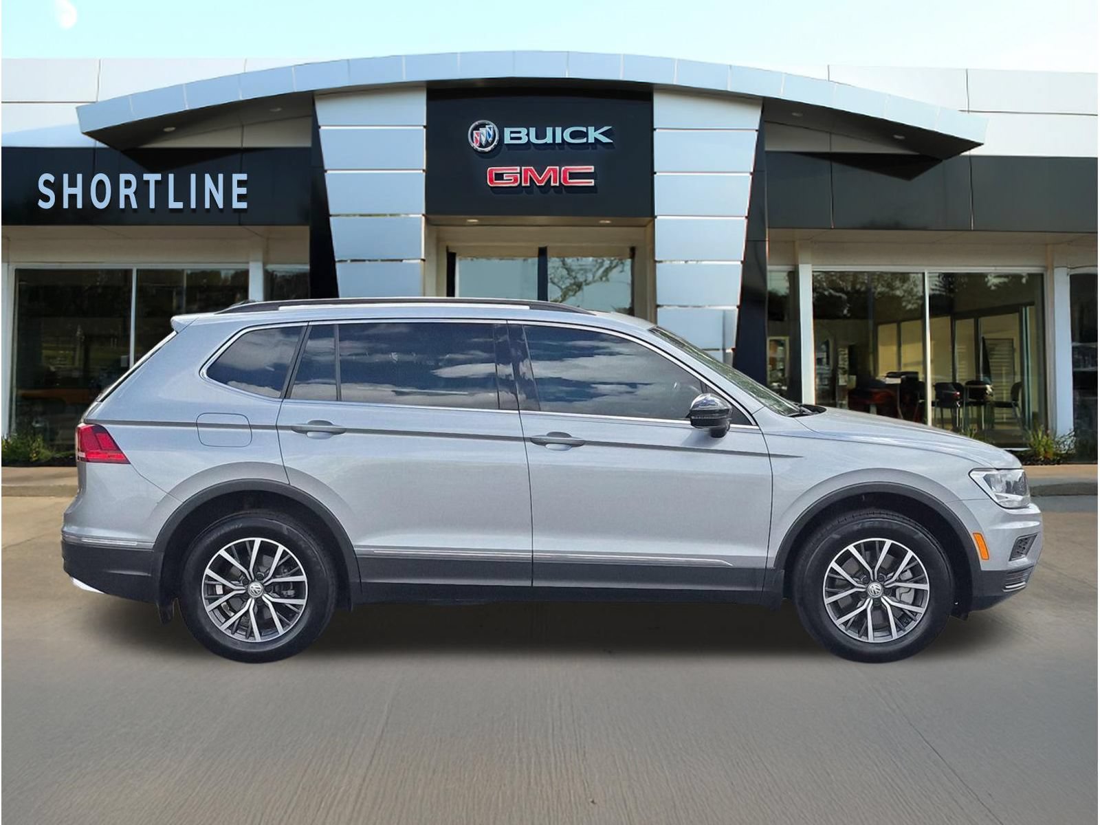 Used 2020 Volkswagen Tiguan SE w/ Panoramic Sunroof Package AWD/4WD image 2