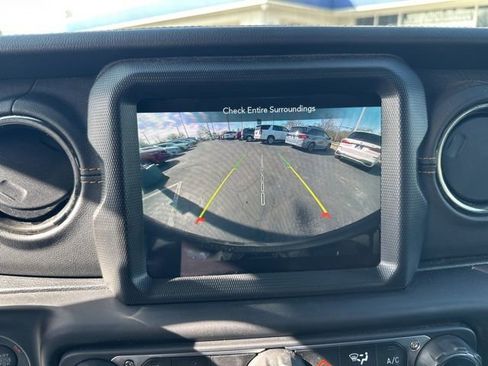 Used 2022 Jeep Wrangler Unlimited Sahara image 11