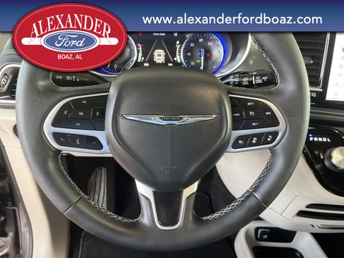 Used 2023 Chrysler Pacifica Touring-L image 23