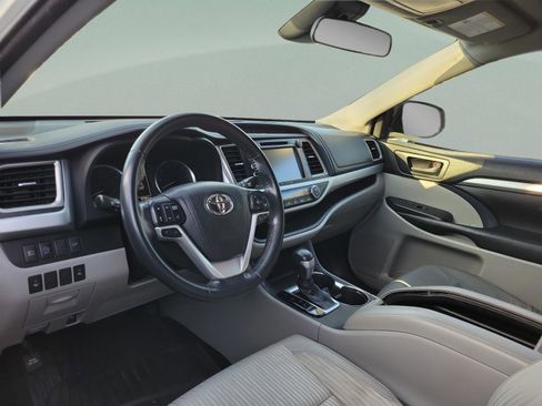 Used 2018 Toyota Highlander LE image 7
