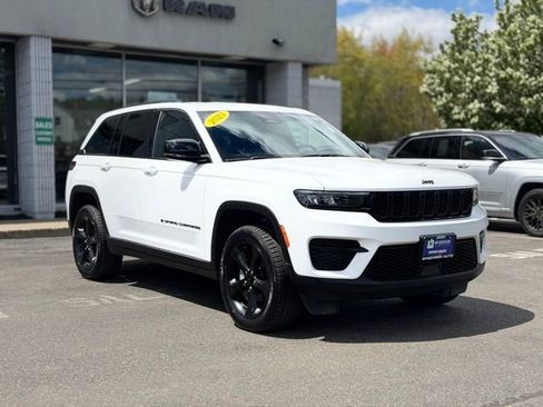 Used 2023 Jeep Grand Cherokee Altitude AWD/4WD image 10