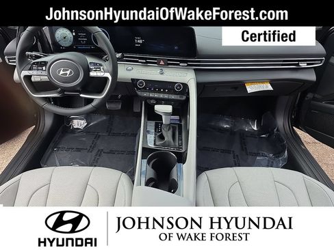 Used 2025 Hyundai Elantra Limited FWD image 17