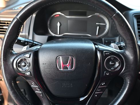 Used 2017 Honda Pilot Touring image 10