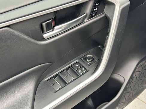 Used 2021 Toyota RAV4 XLE Premium image 15