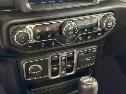 Used 2021 Jeep Wrangler Unlimited Sahara AWD/4WD image 18