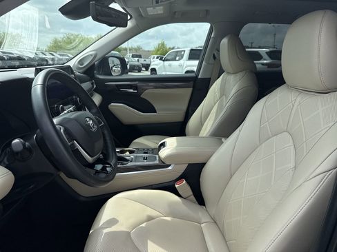 Used 2023 Toyota Highlander Platinum image 13