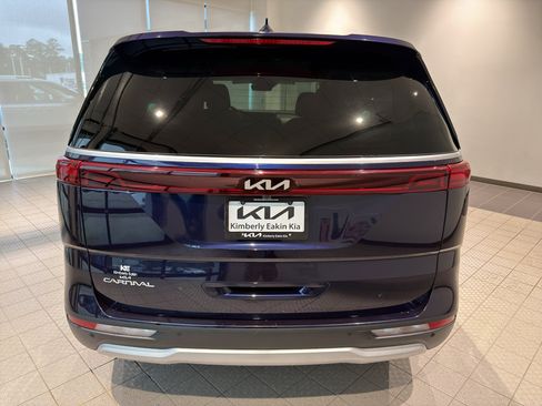 Used 2024 Kia Carnival LX FWD image 4