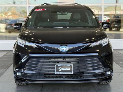 Certified 2025 Toyota Sienna XLE Woodland Edition AWD/4WD image 5