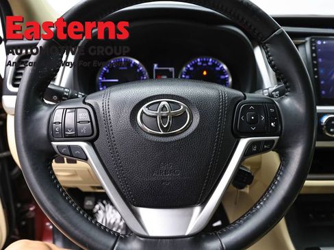 Used 2018 Toyota Highlander Plus AWD/4WD image 10