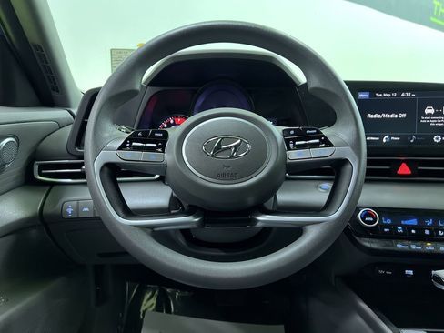 Used 2022 Hyundai Elantra SEL FWD image 19