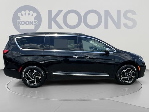 Used 2023 Chrysler Pacifica Limited w/ Uconnect Theater Family Group AWD/4WD image 12
