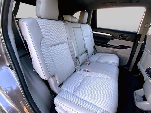 Used 2018 Toyota Highlander Plus FWD image 19