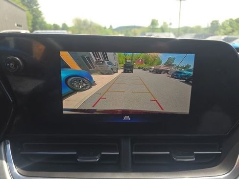Used 2025 Chevrolet Trax LT w/ LT Convenience Package FWD image 19