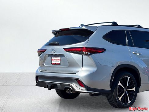 Used 2022 Toyota Highlander XSE FWD image 11