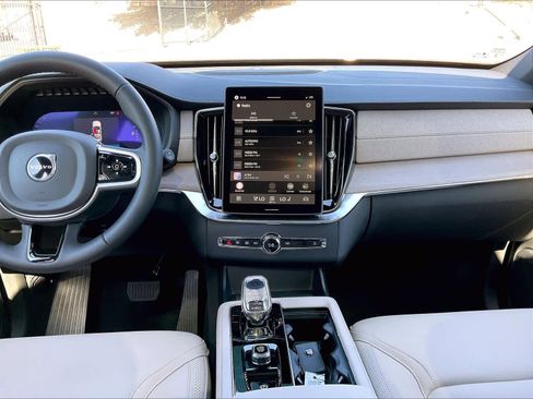 New 2026 Volvo XC90 T8 Plus w/ Protection Package Premier image 9