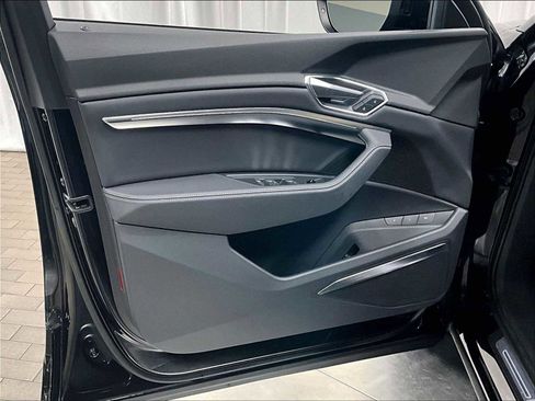 Used 2022 Audi e-tron Premium Plus image 25