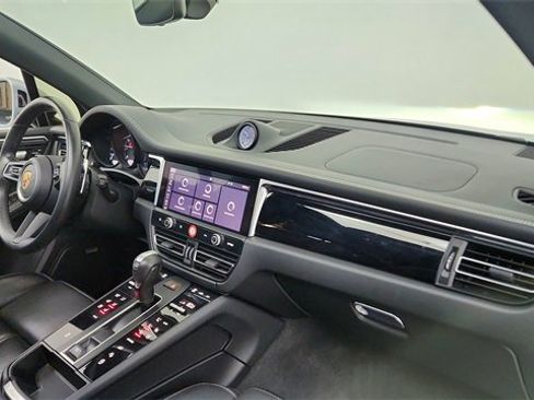 Used 2024 Porsche Macan w/ Premium Plus Package image 20