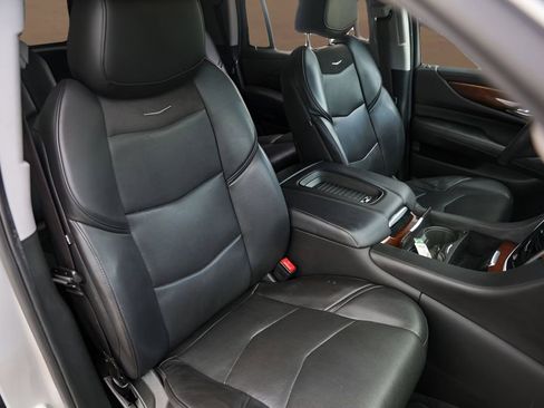 Used 2020 Cadillac Escalade Luxury image 32