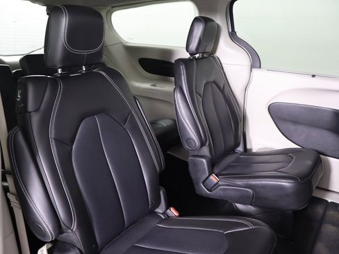 Used 2024 Chrysler Pacifica Touring-L image 29