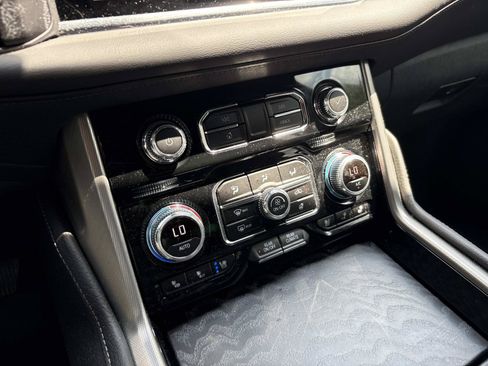 Used 2024 GMC Yukon Denali w/ Advanced Technology Package AWD/4WD image 27
