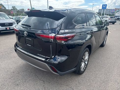 Used 2024 Toyota Highlander Platinum AWD/4WD image 9