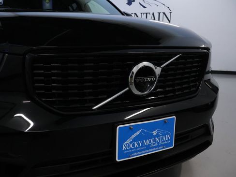 Used 2019 Volvo XC40 T5 R-Design image 9