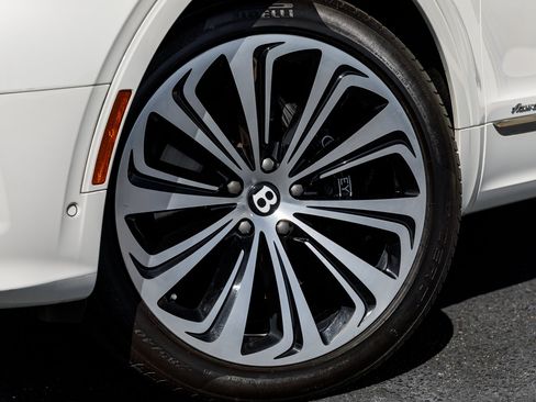 Certified 2023 Bentley Bentayga AWD/4WD image 7