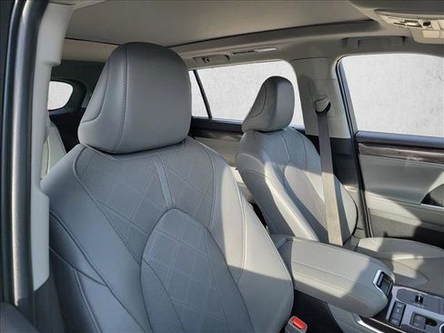 Used 2022 Toyota Highlander Platinum image 11