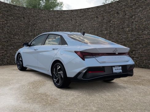 Used 2025 Hyundai Elantra SEL FWD image 4