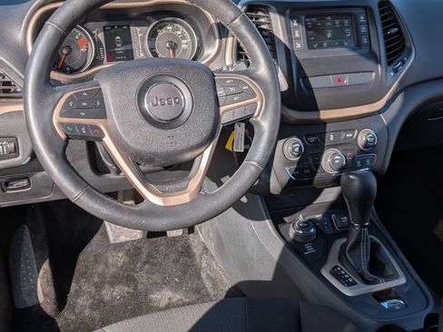 Used 2016 Jeep Cherokee Latitude w/ Cold Weather Group AWD/4WD image 18