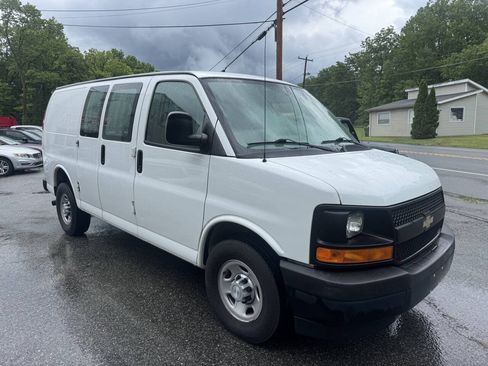 Used 2017 Chevrolet Express 2500 RWD image 5