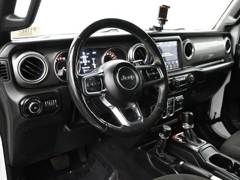 Used 2018 Jeep Wrangler Unlimited Sahara AWD/4WD image 7