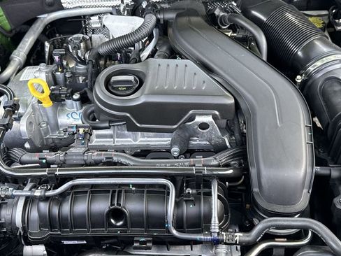 New 2025 Volkswagen Taos SE image 17