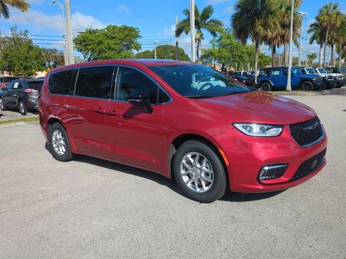 New 2026 Chrysler Pacifica Select image 2