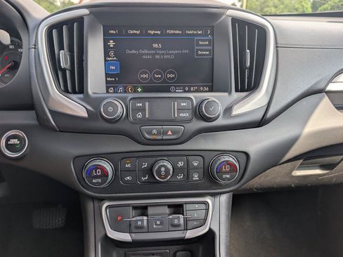 Used 2024 GMC Terrain SLT AWD/4WD image 16