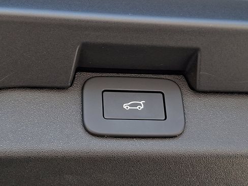 Certified 2024 Land Rover Discovery Dynamic SE image 29