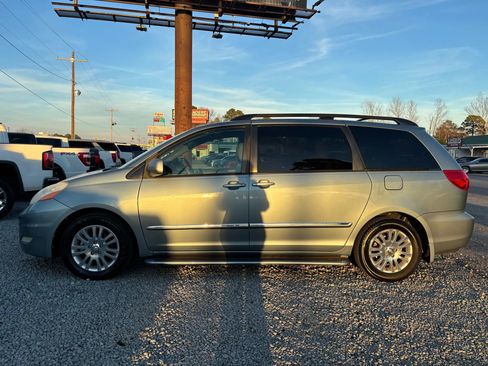 Used 2009 Toyota Sienna XLE image 2