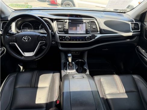 Used 2019 Toyota Highlander SE FWD image 32