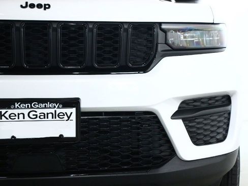 Used 2025 Jeep Grand Cherokee Altitude image 8